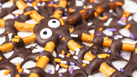 Quick &amp; Easy Chocolate Halloween Pretzel Spiderwebs